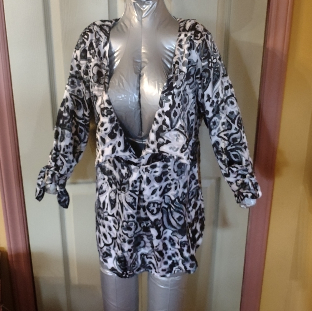 Violet & Claire Long Sleeve Floral Size Medium Tie Sleeve